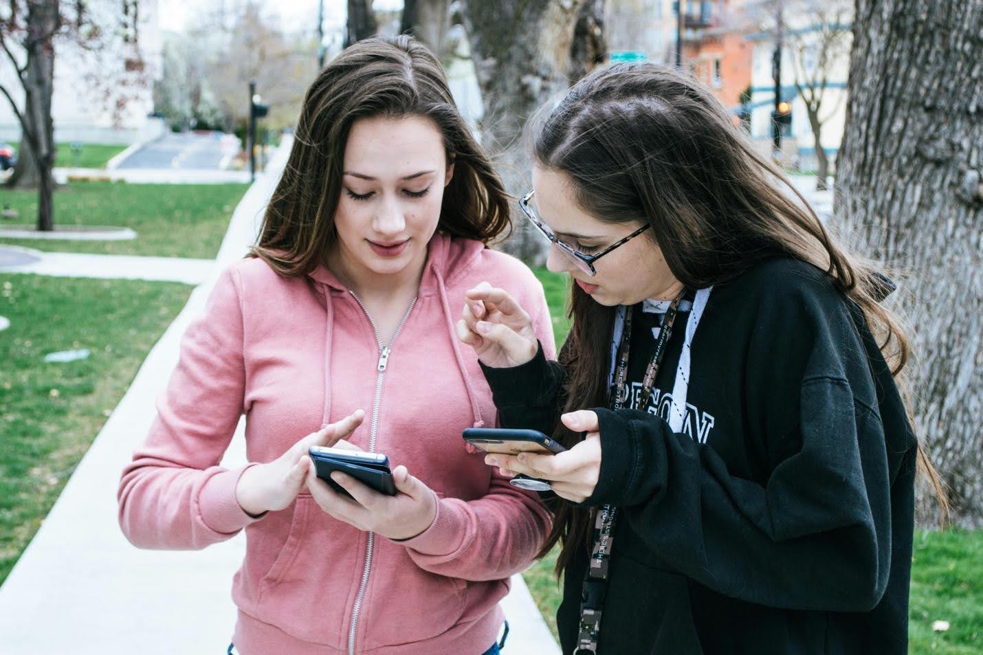 How the Right Cell Phone Can Help You Maintain Your Social Connections