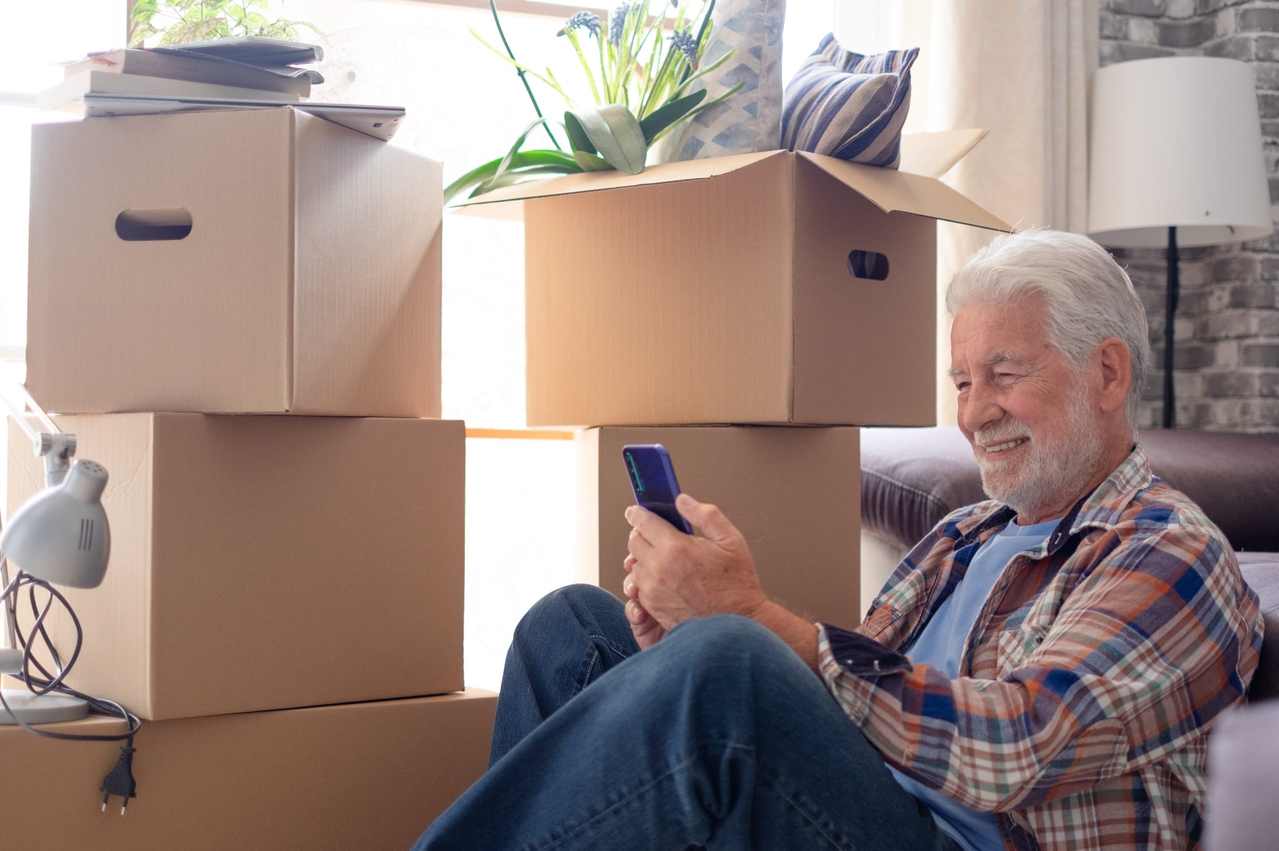 Retiring, Moving, or Caregiving? No-Contract Cell Phone Plans for Seniors Can Help